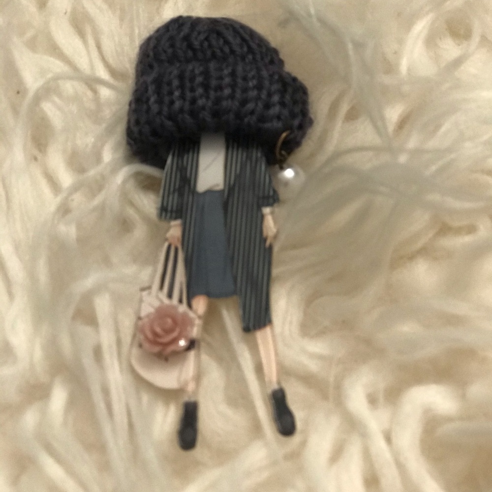Brooch New